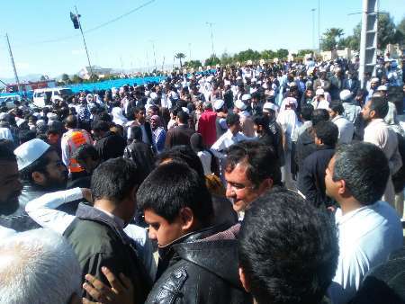 استقبالی به گرمای مشعل گاز در زاهدان از رئیس جمهوری اسلامی