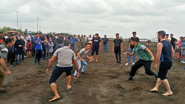 مسابقات محلی کبدی در ساحل سحرخیز محله لاهیجان برگزار شد