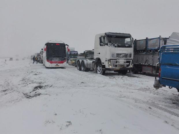 اسکان مسافران در برف مانده سه اتوبوس و 20 سواری در امامزاده اسحاق ساوه