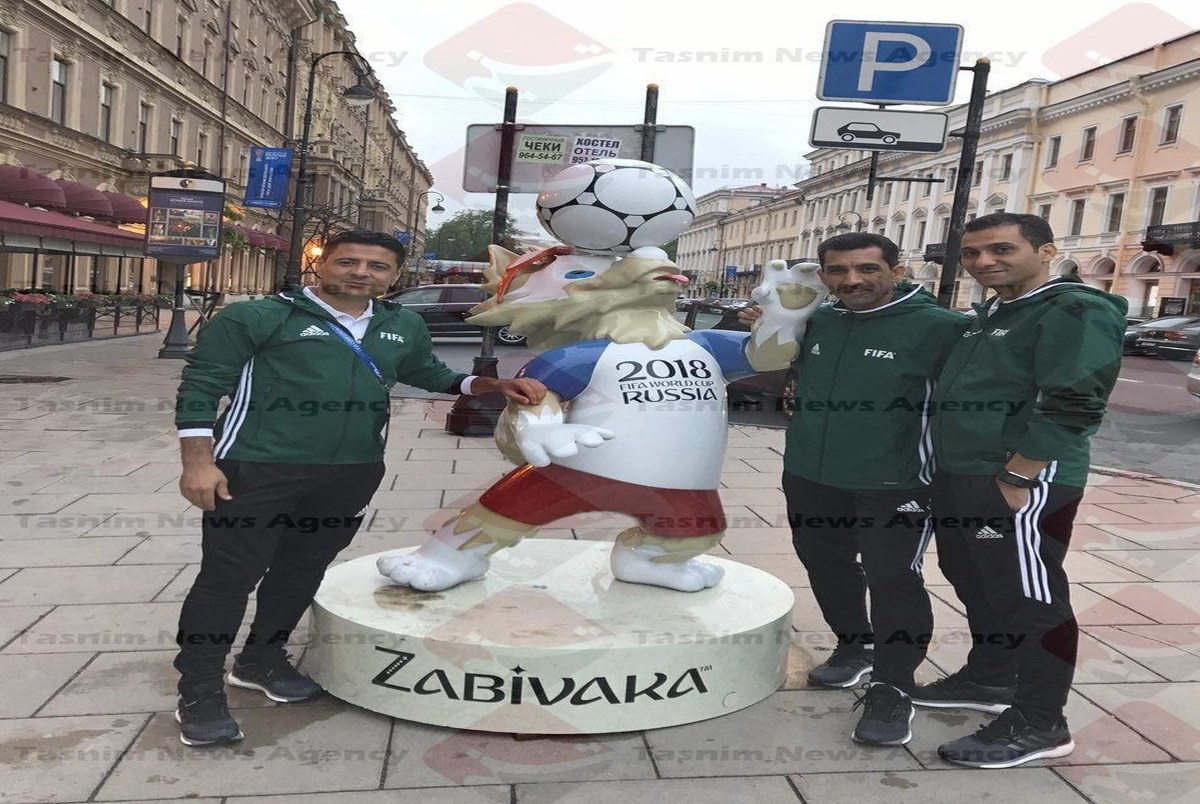 تصویری از داوران ایرانی جام کنفدراسیون‌ها در کنار گرگ جام جهانی ۲۰۱۸ 
