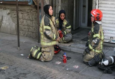 زنان آتش نشان در تهران پس از عملیات و خاموش کردن آتش + عکس و واکنش معاون پزشکیان