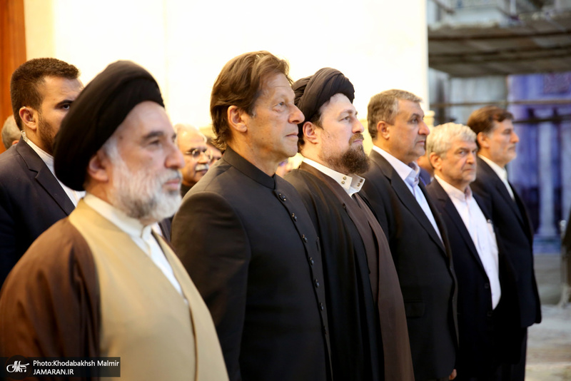 ادای احترام نخست وزیر پاکستان به مقام شامخ امام خمینی(س)