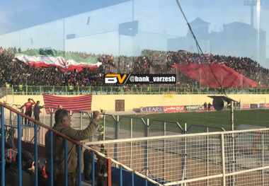 اهتزاز پرچم ایران در ورزشگاه نساجی +عکس
