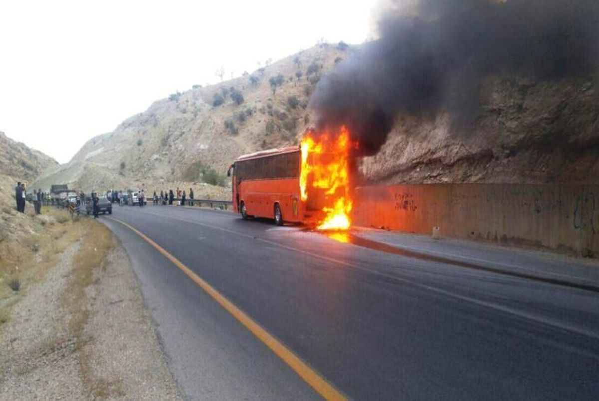اتوبوس حامل ۴۰ دانشجوی دختر در تفت آتش گرفت/ 8 نفر به درمانگاه منتقل شدند
