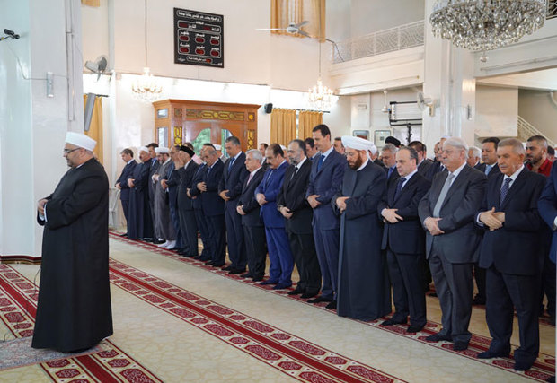 بشار اسد نماز عید قربان را در مسجد«الروضه» دمشق اقامه کرد+تصاویر