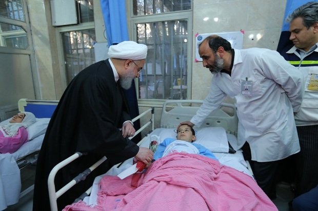 دکتر روحانی از مصدومان زلزله عیادت کرد  تاکید رییس جمهور بر تسریع در روند درمان حادثه دیدگان