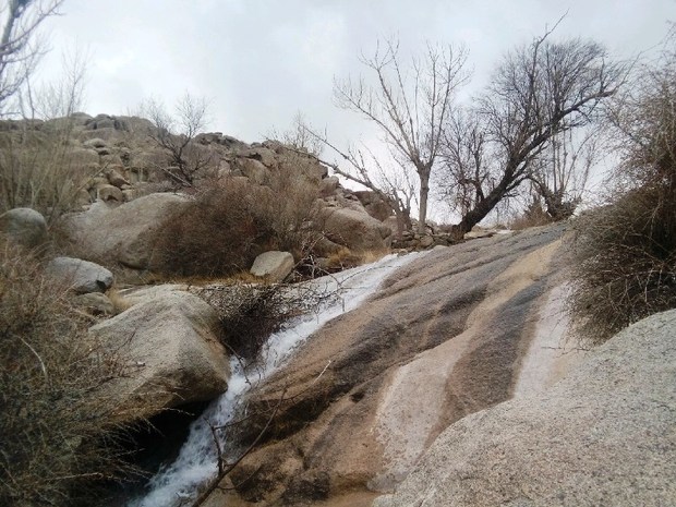 آبشار لاتابه منشاد شهرستان مهریز پس از یک دهه دوباره جاری شد