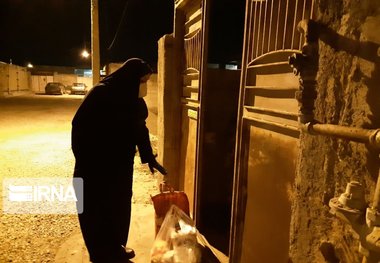 دختران حاج قاسم یکهزار بسته مومنانه میان نیازمندان سمنانی توزیع کردند