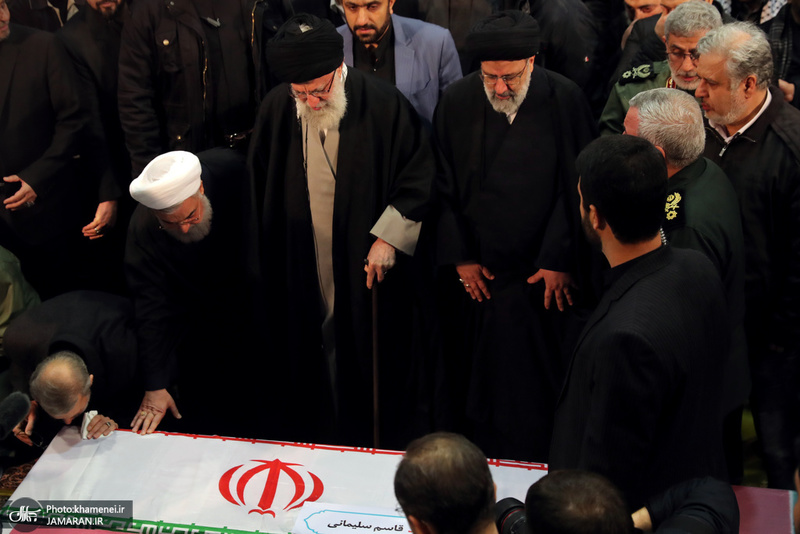 اقامه نماز رهبر معظم انقلاب بر پیکر سپهبد شهید حاج قاسم سلیمانی و شهیدان مقاومت