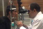 وزیر سابق بهداشت چشم یک فوتبالیست را جراحی می کند