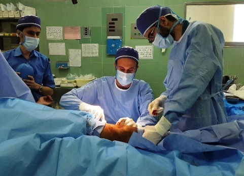 انجام 53 عمل جراحی بر روی مصدومان زلزله‌ کرمانشاه اعزامی به همدان