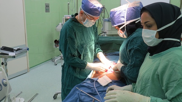 جراحان گلستانی کلیه 3300گرمی وعفونی را از بدن یک بیمار خارج کردند