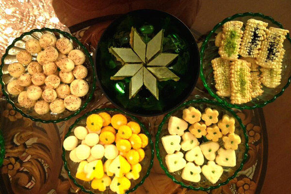 استقبال زنان قزوینی از بهار با پخت شیرینی های سنتی