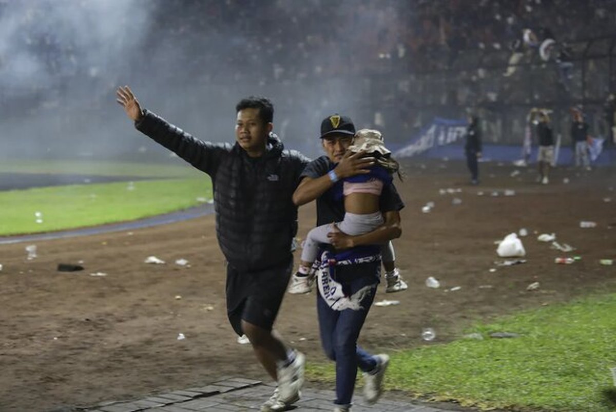 فاجعه در ورزشگاه فوتبال؛ مرگ 172 نفر در اندونزی+عکس