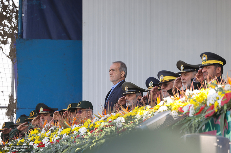 مراسم رژه نیروهای مسلح در جوار حرم مطهر امام خمینی (س)