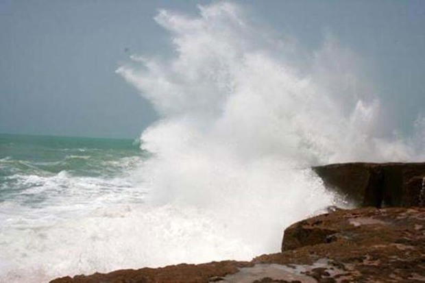 طوفان لوبان امواج دریای عمان در چابهار را به 3 متر می رساند