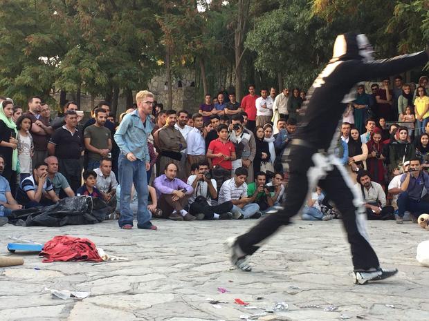 گروه هایی با کوله باری از دغدغه در جشنواره تئاتر خیابانی مریوان