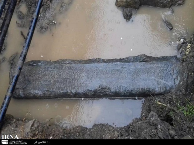یک سنگ قبر تاریخی در چناران کشف شد