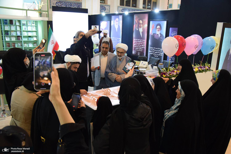 غرفه موسسه تنظیم و نشر آثار امام خمینی (س) در سی و سومین نمایشگاه بین المللی قرآن کریم-2