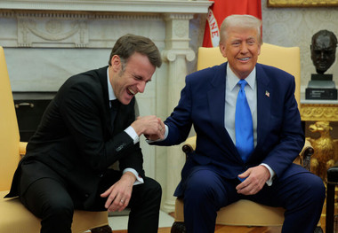 ترامپ رییس جمهور فرانسه را متوقف کرد! + فیلم