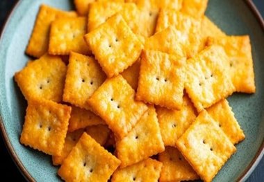 چگونه کراکرها باعث پوسیدگی دندانها می‌شوند؟
