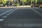  نوشتن اشعار مردمی در محل عبور عابران پیاده در مادرید