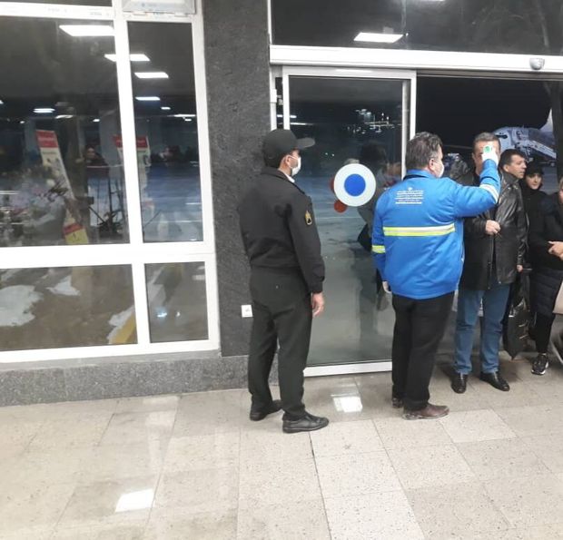کنترل مسافران ورودی فرودگاه ارومیه برای مقابله با کرونا