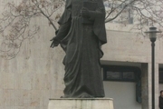 مجسمه عجیب ابن سینا در آنکارا! + عکس