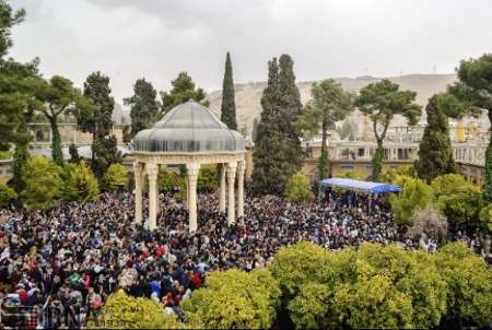 شمار بازدیدکنندگان نوروزی آرامگاه حافظ از 250 هزار نفر گذشت