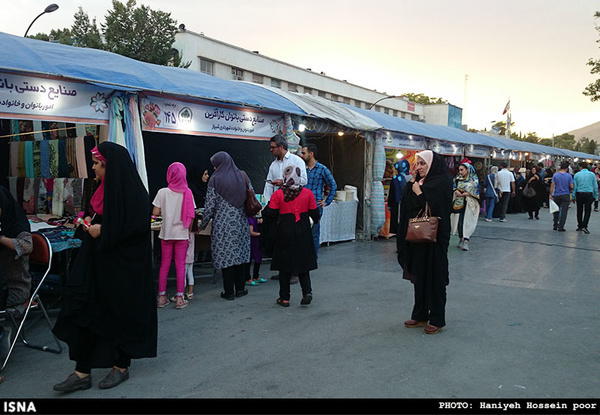 لزوم راه‌اندازی بازارچه‌های صنایع‌دستی در سطح شیراز  گردشگران خارجی از بازار اصفهان خرید می‌کنند