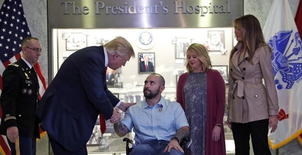 ترامپ و همسرش در مراسم اعطای مدال به افسر مجروح آمریکایی + عکس