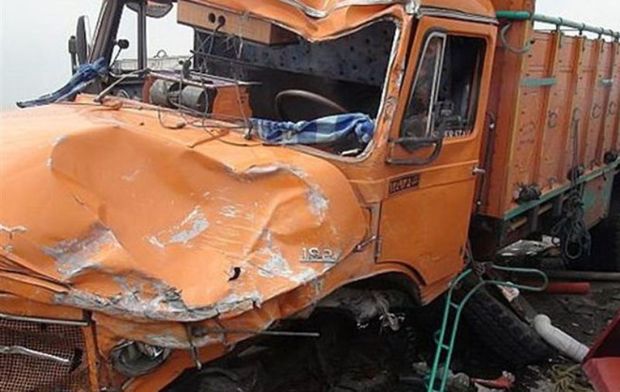 تصادف کامیون با 2 سواری در قزوین یک کشته داشت