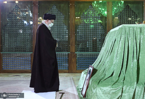 حضور  رهبر معظم انقلاب در حرم مطهر امام خمینی(س)