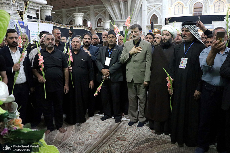 ادای احترام جمعی از موکب داران عراقی نسبت به مقام شامخ حضرت امام(س)