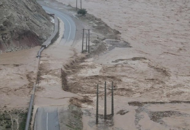 طغیان رودخانه راه ارتباطی 12روستا در بخش چلو اندیکا را قطع کرد