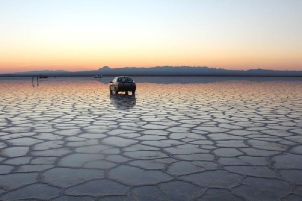 گردشگران با راهنمای حرفه ای به دریاچه نمک سفر کنند
