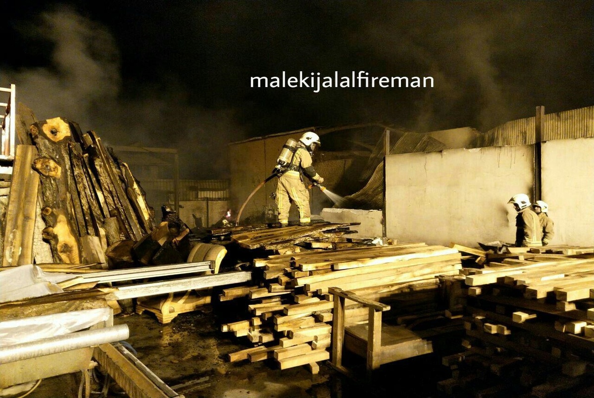  آتش‌سوزی مجتمع کارگاهی در جاده خاوران+ تصاویر