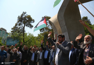 تجمع اساتید و دانشجویان دانشگاه تهران در حمایت از خیزش دانشگاه‌های آمریکا
