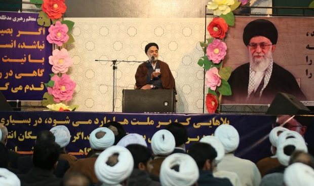 امام جمعه موقت اصفهان: سیاه نمایی دستاوردهای انقلاب در دستور  کار دشمن است