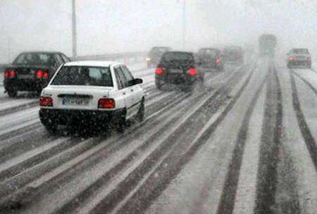 تلاش امدادگران برای نجات مسافران گرفتار در برف آزاد راه تهران - کرج