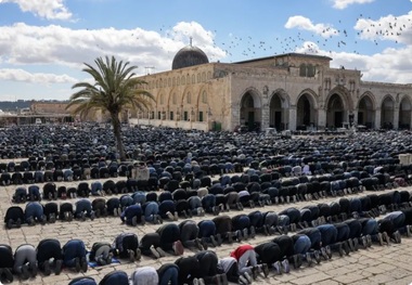 حضور 100 هزار نمازگزار در مسجد الاقصی علی‌رغم تدابیر شدید اشغالگران