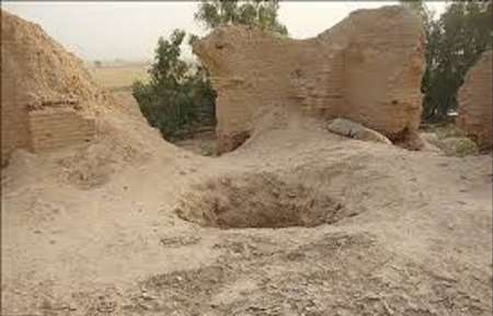 برخورد با حفاری غیرمجاز در تپه تاریخی اروک  گناباد