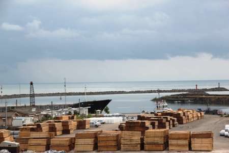 تخلیه 2 هزار و 550 تن تخته از کشتی جمهوری آذربایجان در بندر آستارا