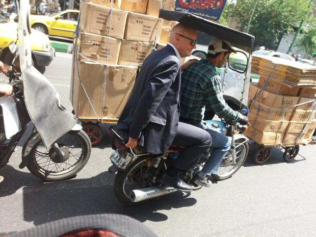 موتورسواری سفیر آلمان در تهران! +عکس