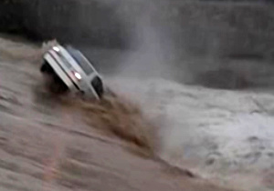 خودروی پراید در محور دهلران- اندیمشک طعمه سیلاب شد  راننده نجات یافت