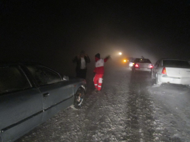امدادرسانی به ۳۶۵ نفر گرفتار شده در برف و کولاک  اسکان اضطراری ۸۰ نفر