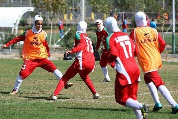 چهار بانوی فوتبالیست دهلرانی به اردوی تیم ملی دعوت شدند