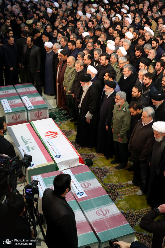 اقامه نماز رهبر معظم انقلاب بر پیکر سپهبد شهید حاج قاسم سلیمانی و شهیدان مقاومت