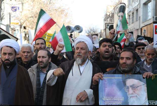 ملت ایران مقابل هجمه به ارزش ها و آرمان های خود محکم می ایستد