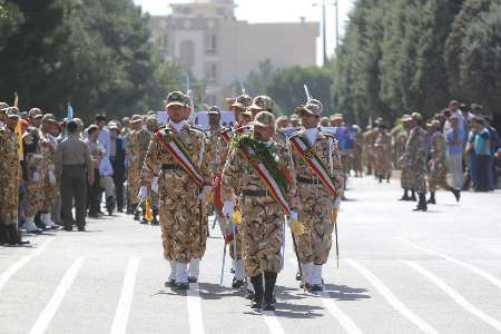 رژه نیروهای مسلح استان قزوین به مناسبت گرامیداشت هفته دفاع مقدس برگزار شد